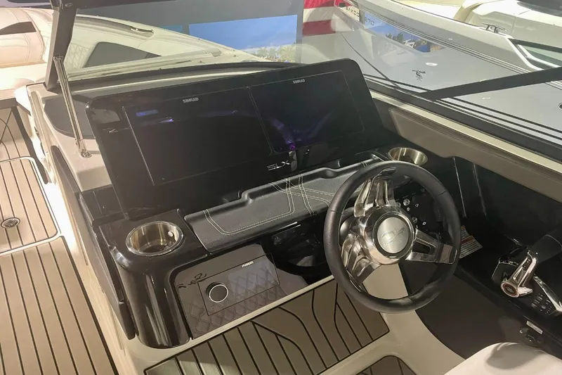 Slide: The Image of Sea Ray 280 SLX OB 2024 - 18