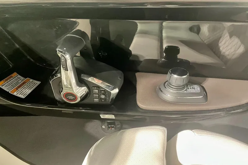 Slide: The Image of Sea Ray 280 SLX OB 2024 - 19