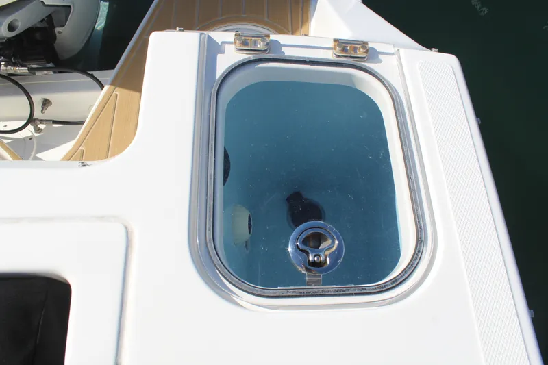 Slide: The Image of Boston Whaler 240 VANTAGE 2023 - 12