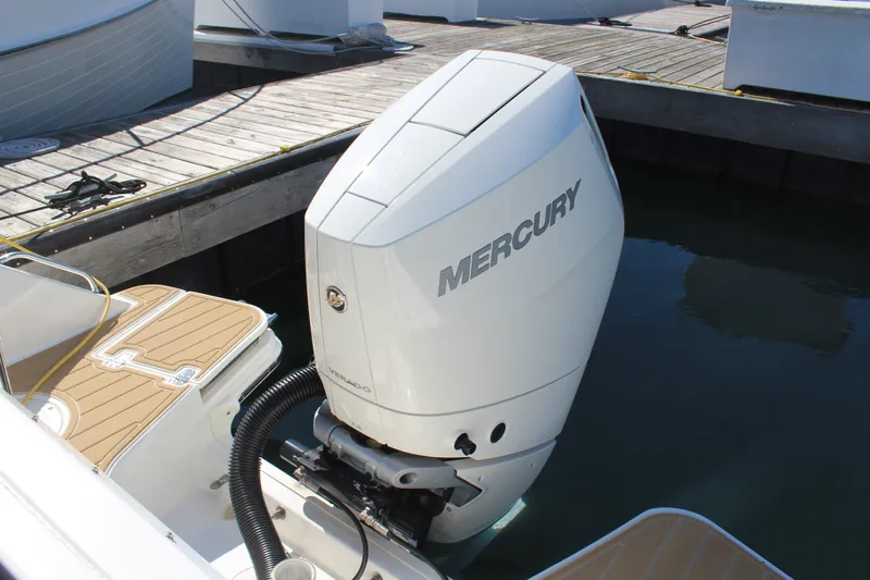 Slide: The Image of Boston Whaler 240 VANTAGE 2023 - 13