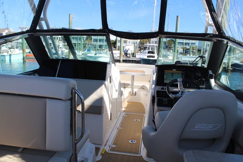 Slide: The Image of Boston Whaler 240 VANTAGE 2023 - 14