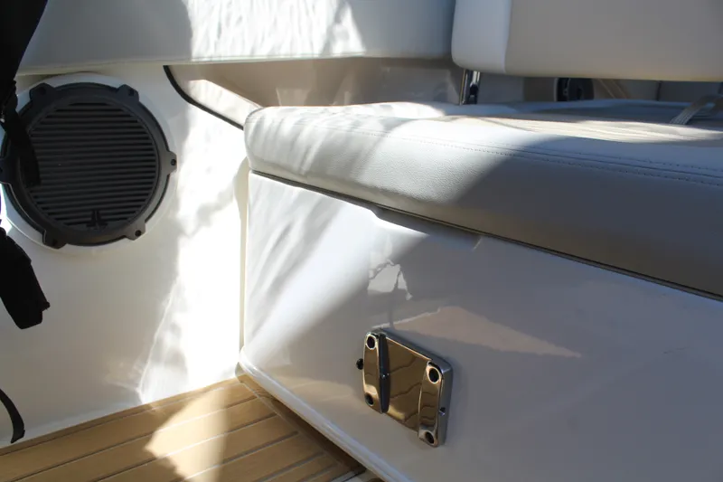 Slide: The Image of Boston Whaler 240 VANTAGE 2023 - 15