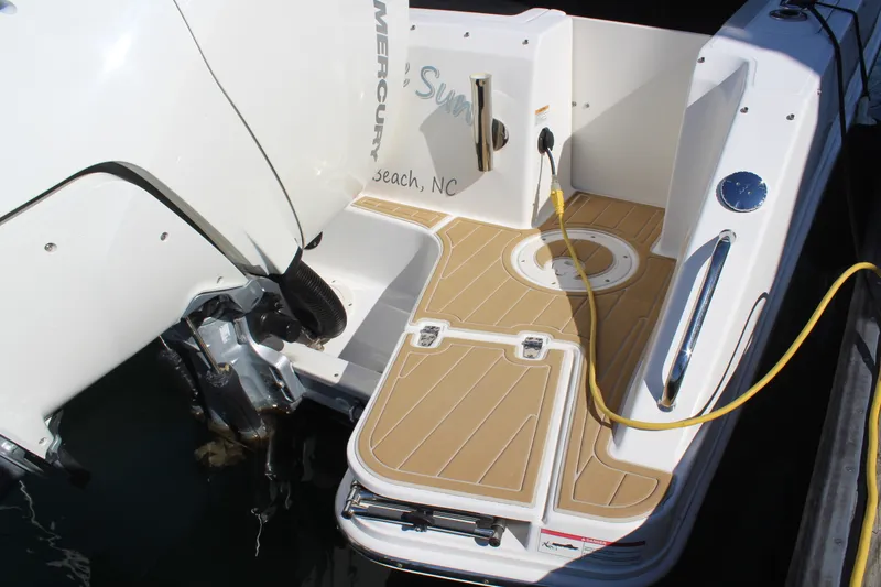 Slide: The Image of Boston Whaler 240 VANTAGE 2023 - 16