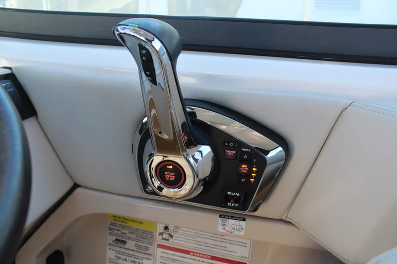 Slide: The Image of Boston Whaler 240 VANTAGE 2023 - 23