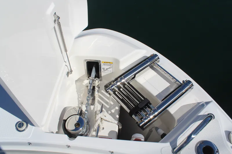 Slide: The Image of Boston Whaler 240 VANTAGE 2023 - 29