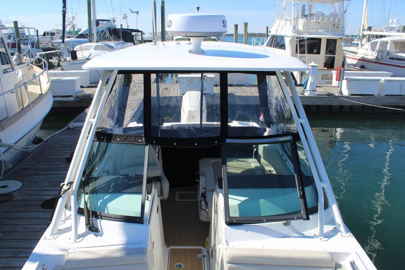 Slide: The Image of Boston Whaler 240 VANTAGE 2023 - 30