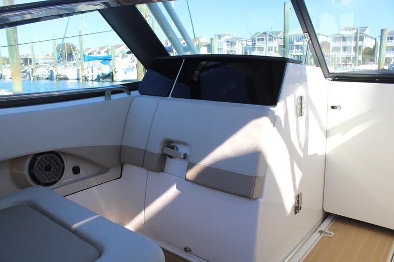 Slide: The Image of Boston Whaler 240 VANTAGE 2023 - 32