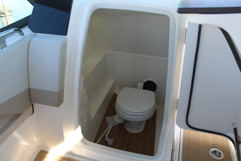 Slide: The Image of Boston Whaler 240 VANTAGE 2023 - 33