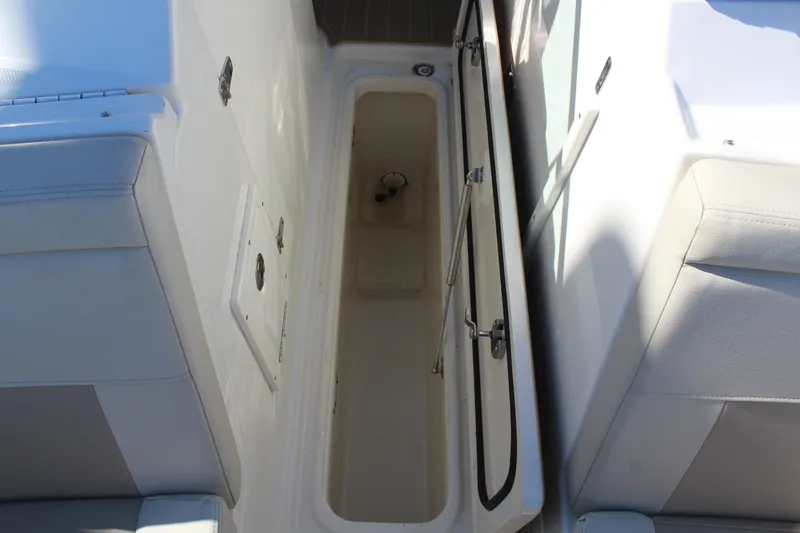 Slide: The Image of Boston Whaler 240 VANTAGE 2023 - 34