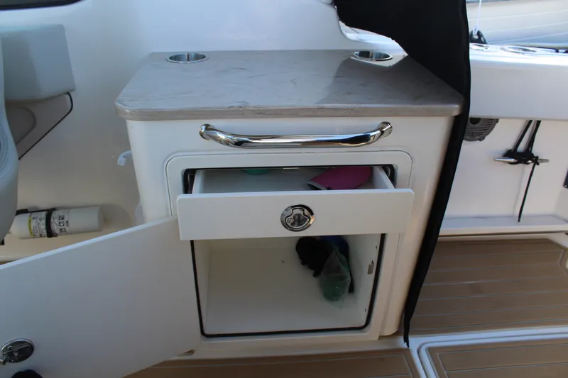 Slide: The Image of Boston Whaler 240 VANTAGE 2023 - 35