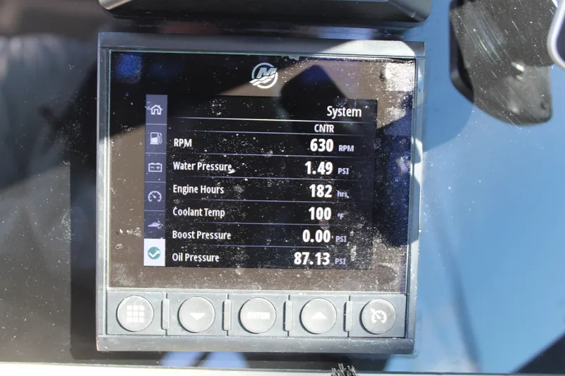 Slide: The Image of Boston Whaler 240 VANTAGE 2023 - 36