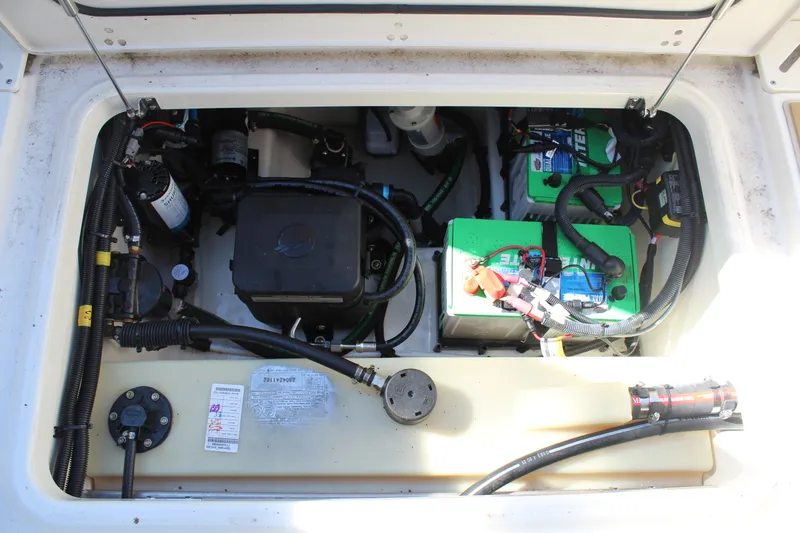 Slide: The Image of Boston Whaler 240 VANTAGE 2023 - 39