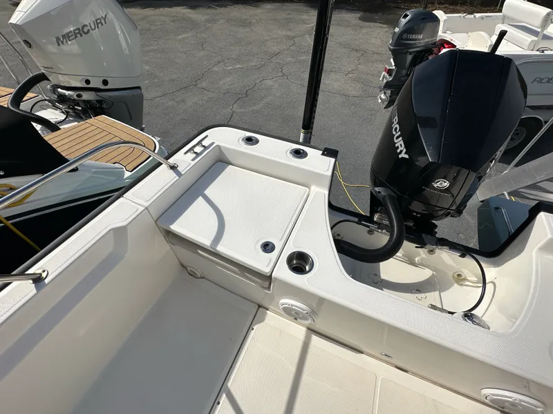 Slide: The Image of Boston Whaler 210 MONTAUK 2021 - 14