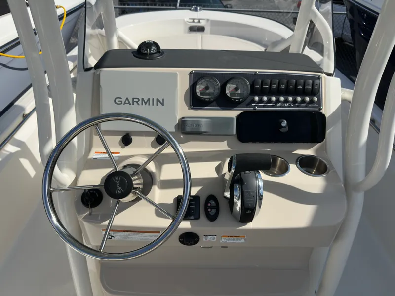 Slide: The Image of Boston Whaler 210 MONTAUK 2021 - 8