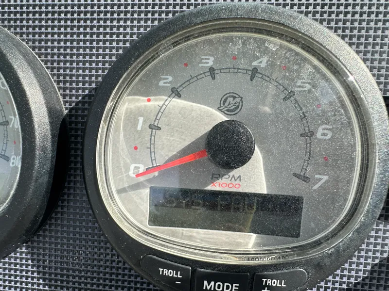 Slide: The Image of Boston Whaler 210 MONTAUK 2021 - 9