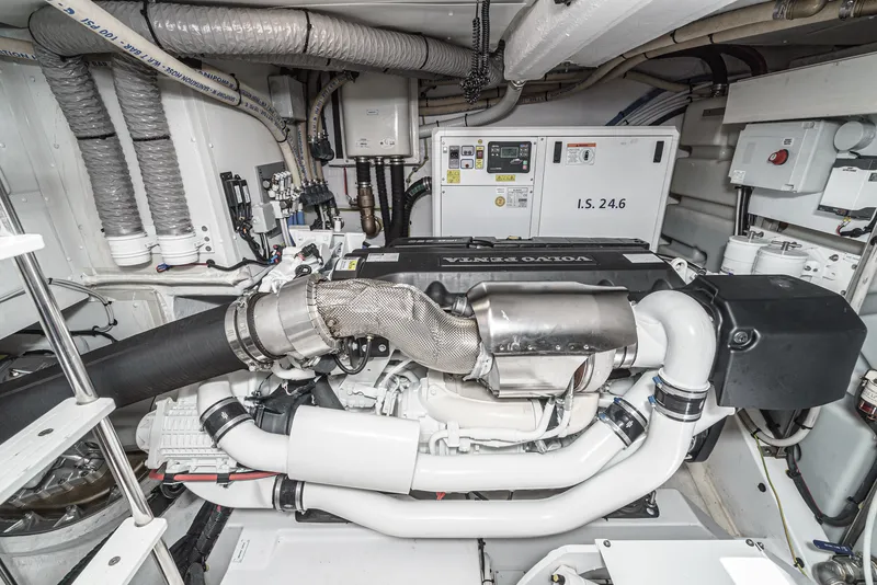 Slide: The Image of Azimut 53 FLY 2024 - 62