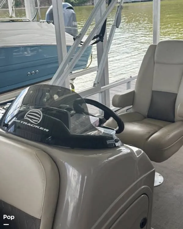 Slide: The Image of Sun Tracker 22 Fishin' Barge 2021 - 16340416