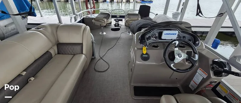 Slide: The Image of Sun Tracker Fishin' Barge 22 DLX 2021 - 16348600