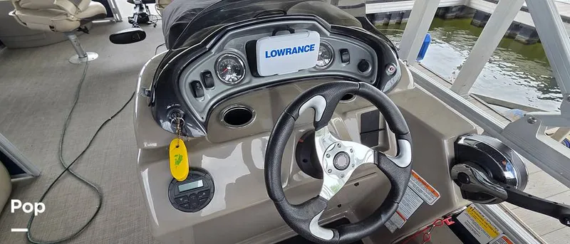 Slide: The Image of Sun Tracker Fishin' Barge 22 DLX 2021 - 16348604