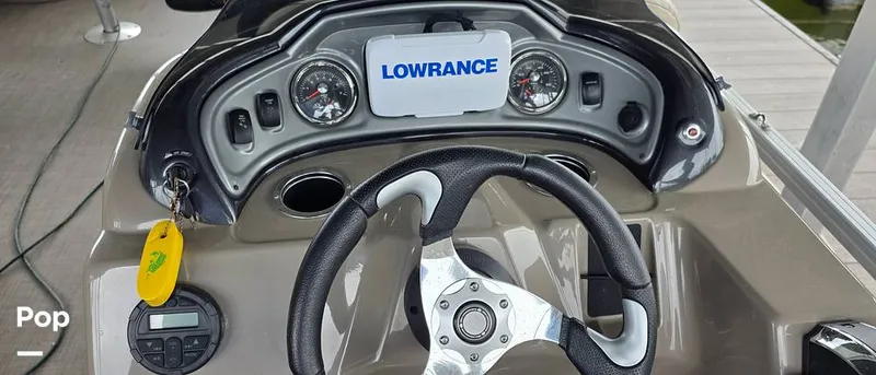 Slide: The Image of Sun Tracker Fishin' Barge 22 DLX 2021 - 16348605