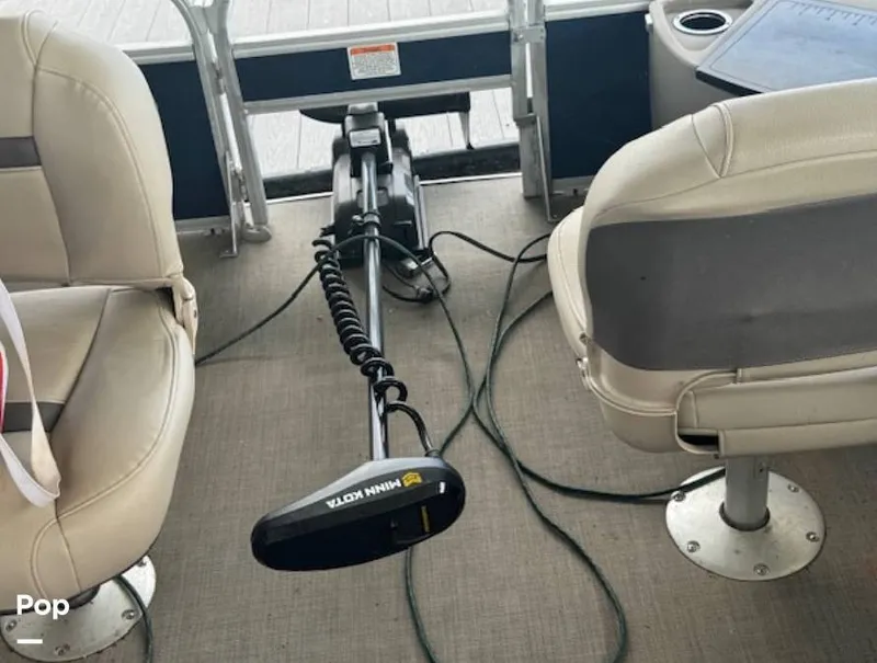 Slide: The Image of Sun Tracker Fishin' Barge 22 DLX 2021 - 16340418