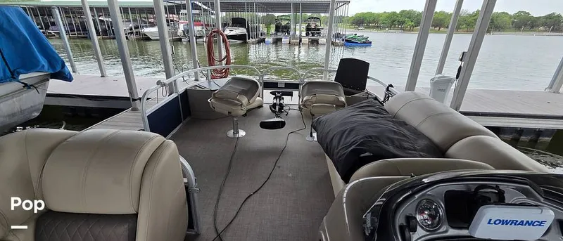 Slide: The Image of Sun Tracker Fishin' Barge 22 DLX 2021 - 16348609