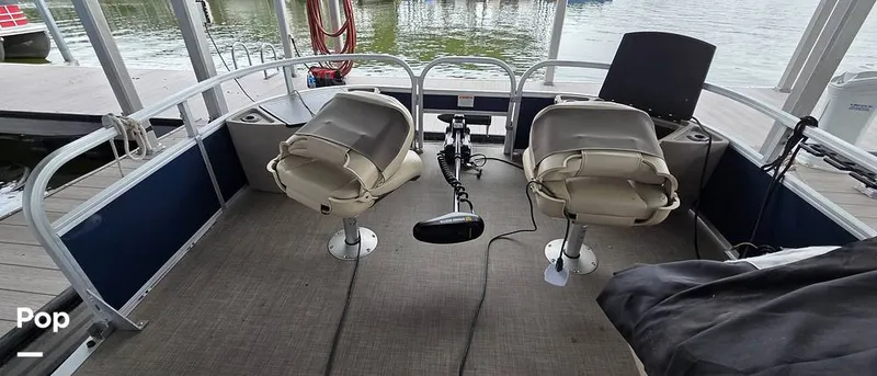 Slide: The Image of Sun Tracker Fishin' Barge 22 DLX 2021 - 16348610