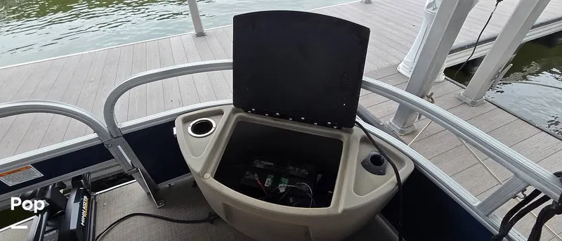 Slide: The Image of Sun Tracker Fishin' Barge 22 DLX 2021 - 16348614