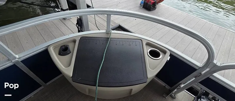 Slide: The Image of Sun Tracker Fishin' Barge 22 DLX 2021 - 16348615