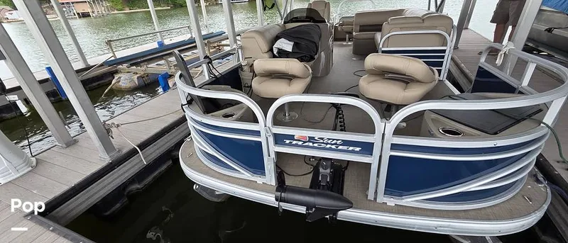 Slide: The Image of Sun Tracker Fishin' Barge 22 DLX 2021 - 16348617