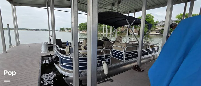 Slide: The Image of Sun Tracker Fishin' Barge 22 DLX 2021 - 16348619