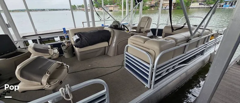 Slide: The Image of Sun Tracker Fishin' Barge 22 DLX 2021 - 16348621