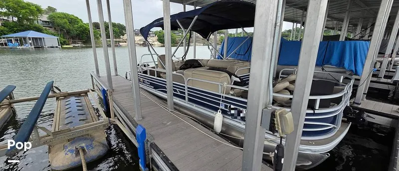 Slide: The Image of Sun Tracker Fishin' Barge 22 DLX 2021 - 16348624