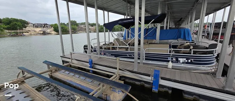 Slide: The Image of Sun Tracker Fishin' Barge 22 DLX 2021 - 16348671