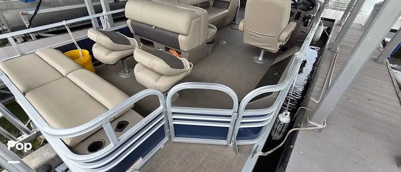 Slide: The Image of Sun Tracker Fishin' Barge 22 DLX 2021 - 16348681