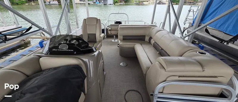 Slide: The Image of Sun Tracker Fishin' Barge 22 DLX 2021 - 16348591