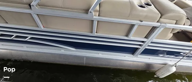 Slide: The Image of Sun Tracker Fishin' Barge 22 DLX 2021 - 16348687