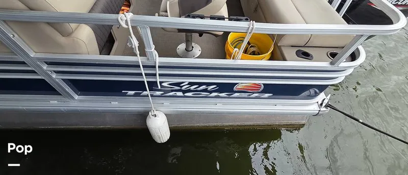 Slide: The Image of Sun Tracker Fishin' Barge 22 DLX 2021 - 16348689