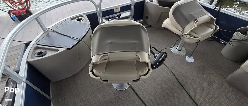 Slide: The Image of Sun Tracker Fishin' Barge 22 DLX 2021 - 16348695