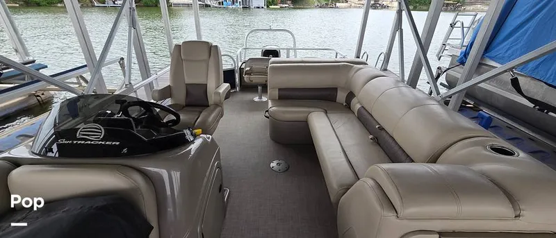 Slide: The Image of Sun Tracker Fishin' Barge 22 DLX 2021 - 16348697