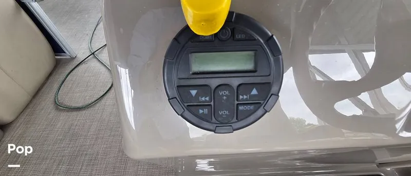 Slide: The Image of Sun Tracker Fishin' Barge 22 DLX 2021 - 16348699