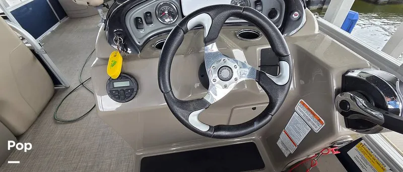 Slide: The Image of Sun Tracker Fishin' Barge 22 DLX 2021 - 16348701