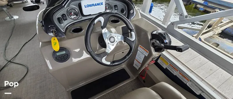 Slide: The Image of Sun Tracker Fishin' Barge 22 DLX 2021 - 16348711