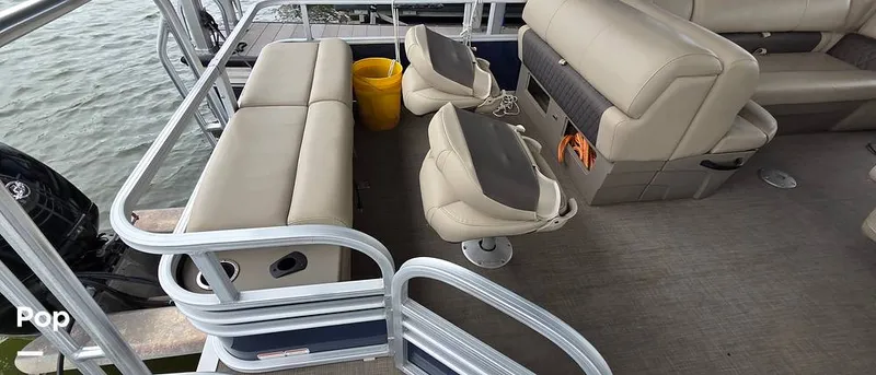 Slide: The Image of Sun Tracker Fishin' Barge 22 DLX 2021 - 16348717