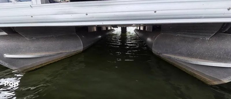 Slide: The Image of Sun Tracker Fishin' Barge 22 DLX 2021 - 16348718