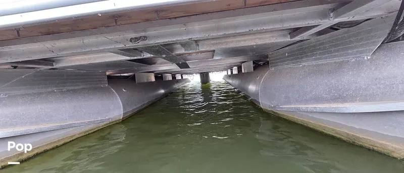 Slide: The Image of Sun Tracker Fishin' Barge 22 DLX 2021 - 16348719