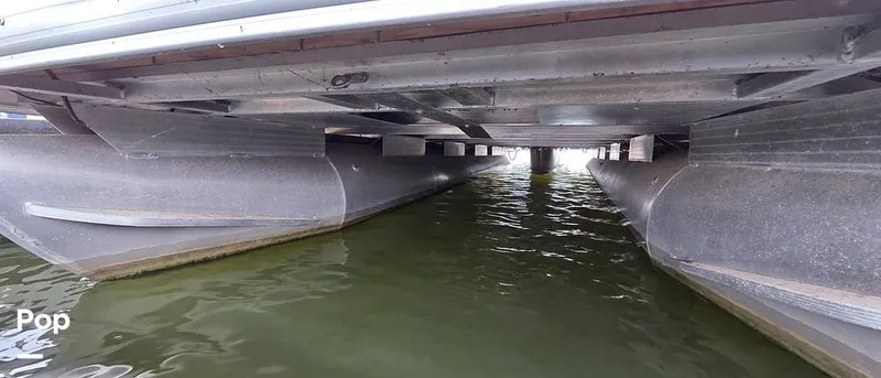 Slide: The Image of Sun Tracker Fishin' Barge 22 DLX 2021 - 16348720