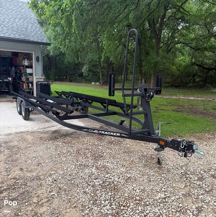 Slide: The Image of Sun Tracker Fishin' Barge 22 DLX 2021 - 16355907