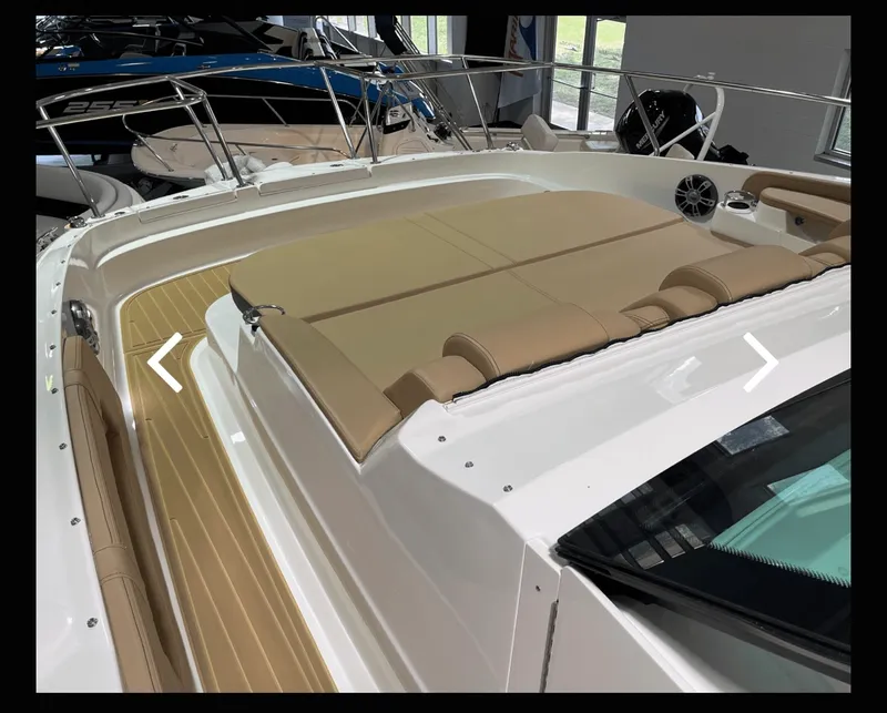 Slide: The Image of Sea Ray 320 SUNDANCER COUPE 2024 - 10