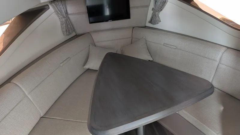 Slide: The Image of Sea Ray 320 SUNDANCER COUPE 2024 - 13